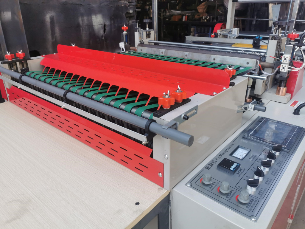 Станок для производства пакетов с боковым швом RH-800 Станок для производства пакетов с боковым швом RH-800