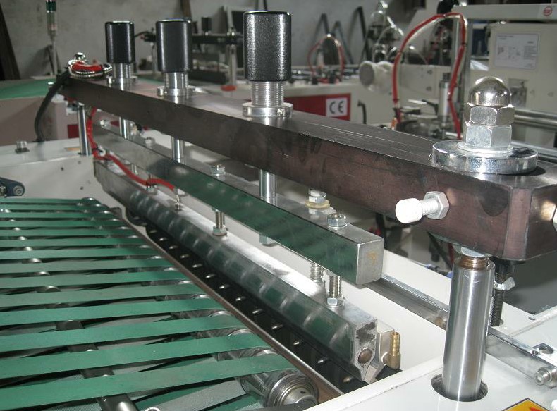 Автоматический станок для производства пакетов с вырубной ручкой CW-1000SP