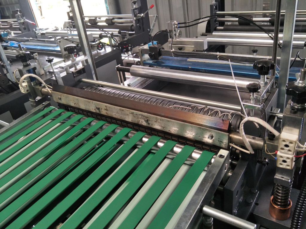 Станок для производства пакетов с боковым швом RH-800 Станок для производства пакетов с боковым швом RH-800